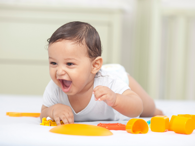 Stimuler le développement moteur de bébé
